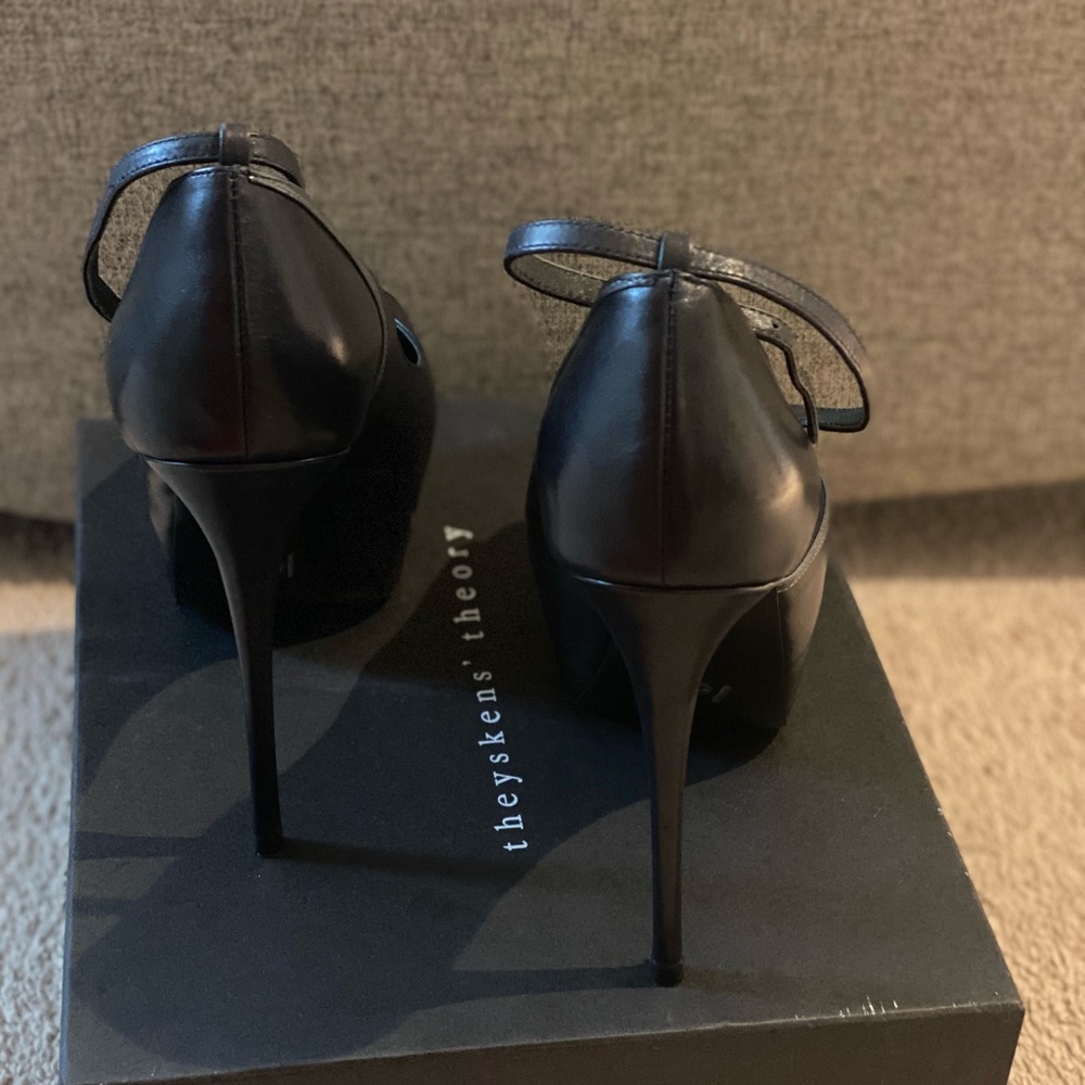 Women Navy Blue shoe size 40/10 with 5” inch heels in excellent condition